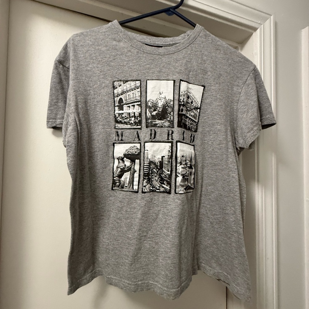 Gray Graphic T-Shirt with Madrid Design. Size Small